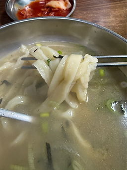 Hongdukkaesonkalguksu (홍두깨손칼국수) 2