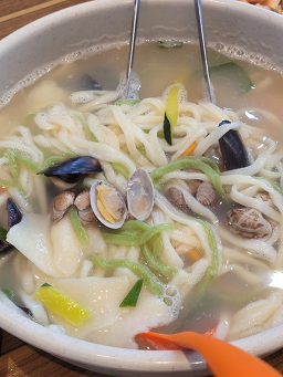 Hwagaesansonkalguksu (화개산손칼국수) 1