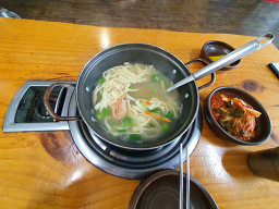 Jeontonghaemulkalguksu (전통해물칼국수) 2