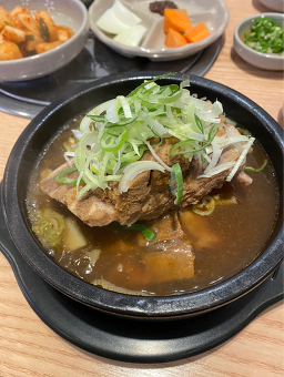 Dakeulpumeundwaeji (닭을품은돼지) 1