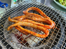 Kkomsamokkomjangeo sutbulgui (꼼사모꼼장어 숯불구이) 1