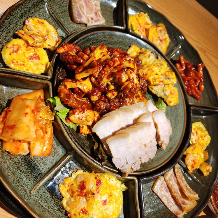Yongilijjukkumibossamgukbap (용일이쭈꾸미보쌈국밥) 1