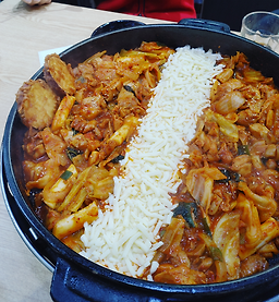 Hongchuncheonchijeudakgalbi guriyeokjeom (홍춘천치즈닭갈비 구리역점) 1