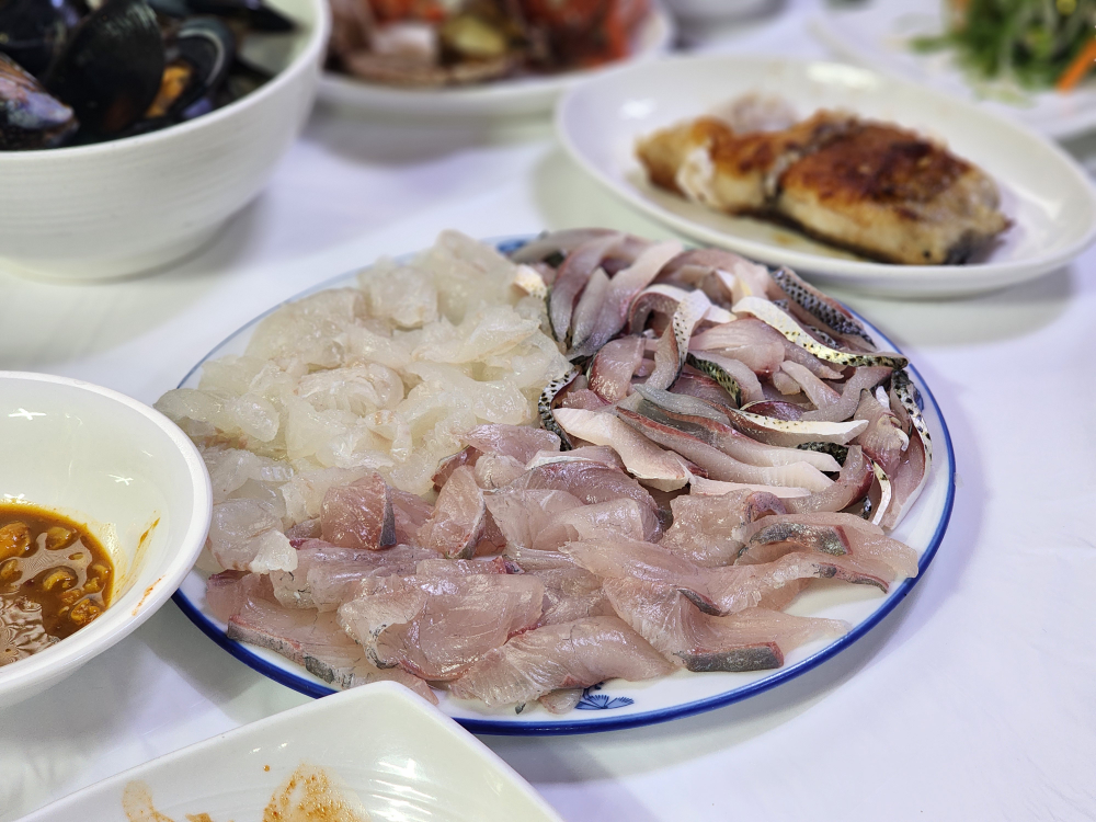 Pyeonghwahoetjip (평화횟집) 1