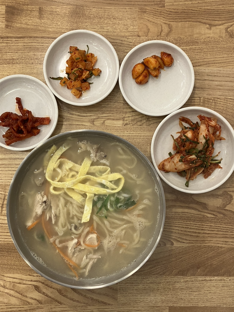 Jonggadakkalguksu (종가닭칼국수) 3