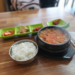 Saenggogigimchijjigae (생고기김치찌개) 1
