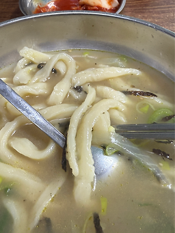 Hongdukkaesonkalguksu (홍두깨손칼국수) 1