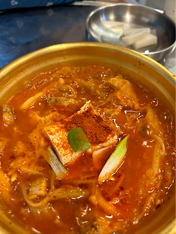 Gamegolyangpunigimchijjigae (가메골양푼이김치찌개) 1
