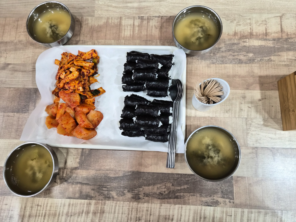 Halmaesonchungmugimbap (할매손충무김밥) 2
