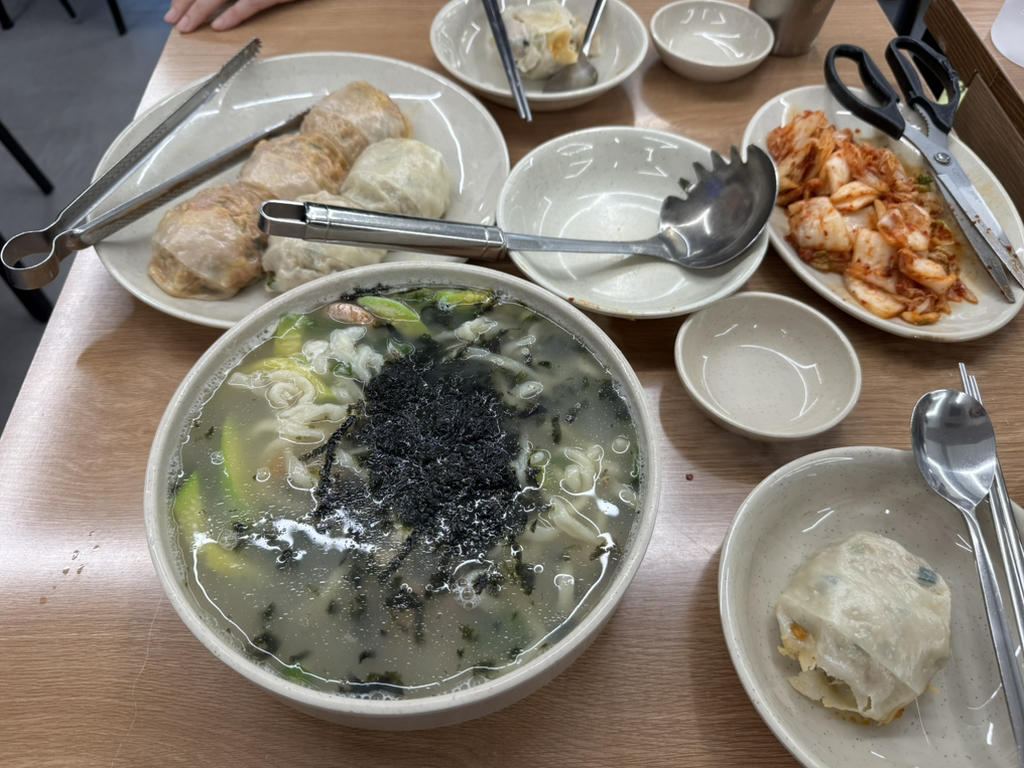잠실 카페: 롯데호텔월드 더라운지 앤바, 도심 속 휴식 사진 5