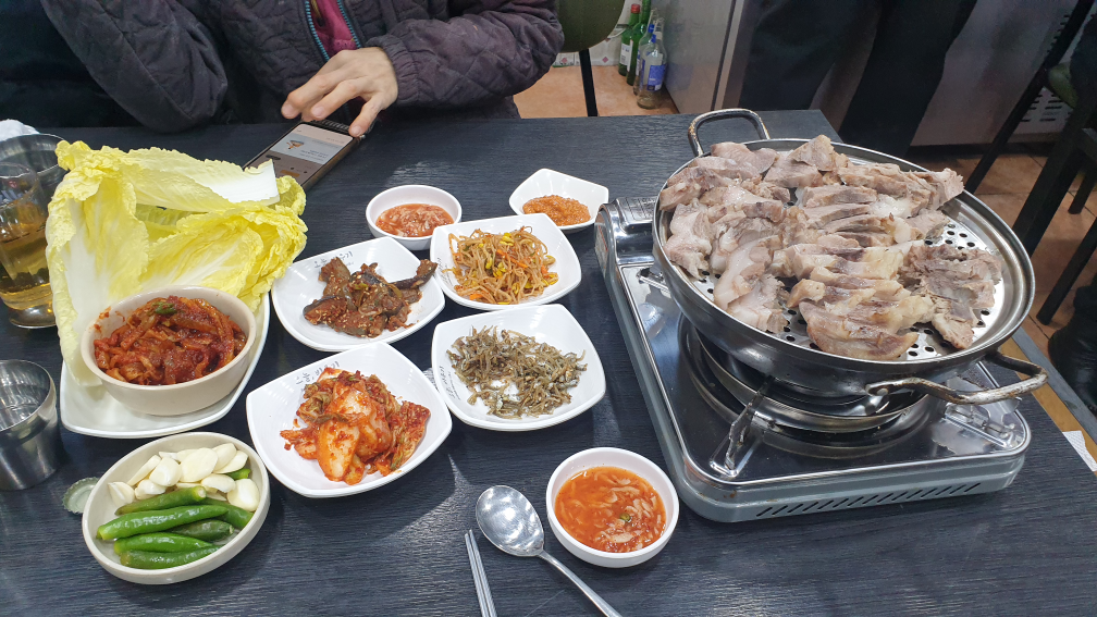 Dwaejihanmari (돼지한마리) 1