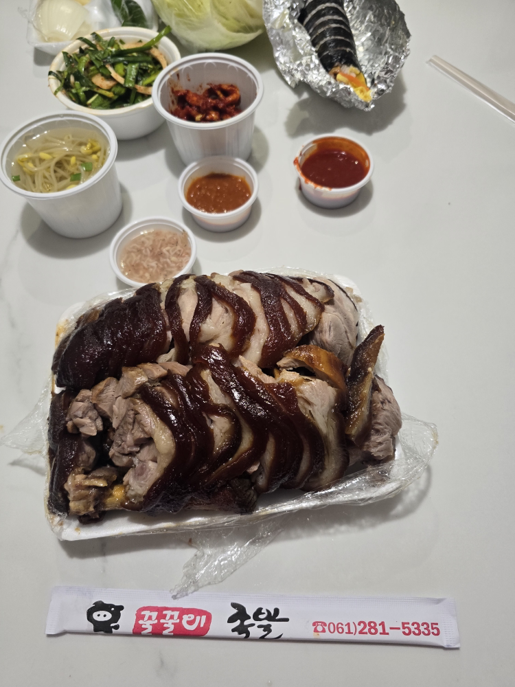 Kkulkkulijokbal (꿀꿀이족발) 3
