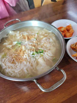 Halmeonisonkalguksu (할머니손칼국수) 1