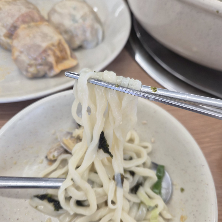 Tomaruhaemulkalguksu (토마루해물칼국수) 2