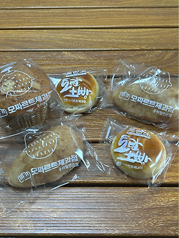Mojjareuteu jegwajeom, eonpoldeukeopi (모짜르트 제과점, 언폴드커피) 2