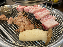 Sinseonhandwaejigogireulsonsu (신선한돼지고기를손수) 1