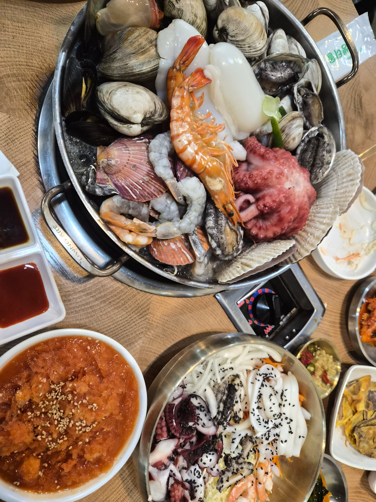 Badasanghoehaemulkalguksu (바다상회해물칼국수) 2