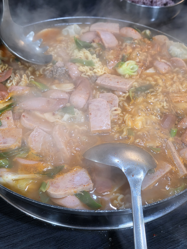 Uijeongbujeongtongbudaejjigae (의정부정통부대찌개) 1