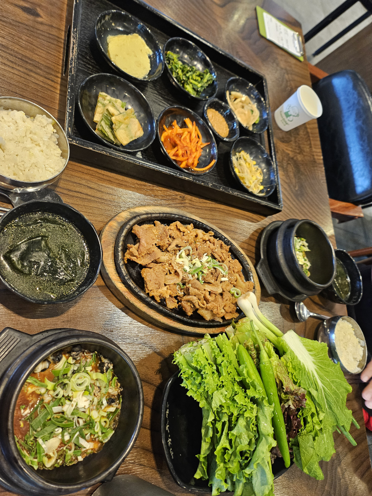 Welbinghwangto ureongissambap (웰빙황토 우렁이쌈밥) 3