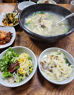 Hangarisonkalguksu (항아리손칼국수) 2