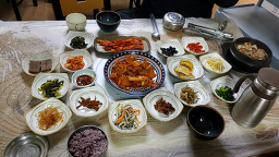 Eondeokwiejangdokdae (언덕위에장독대) 2