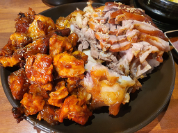 Deomatitneunjokbalbossam (더맛있는족발보쌈) 3