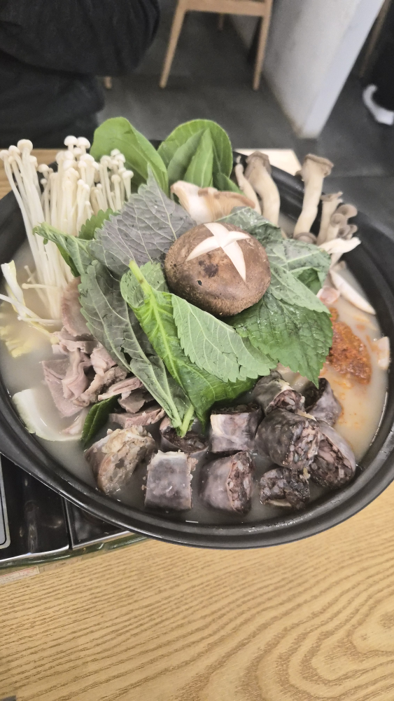 Deodameungukbap (더담은국밥) 1