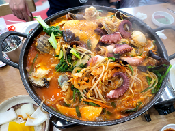 Sujungjjamppongjeongol (수중짬뽕전골) 3