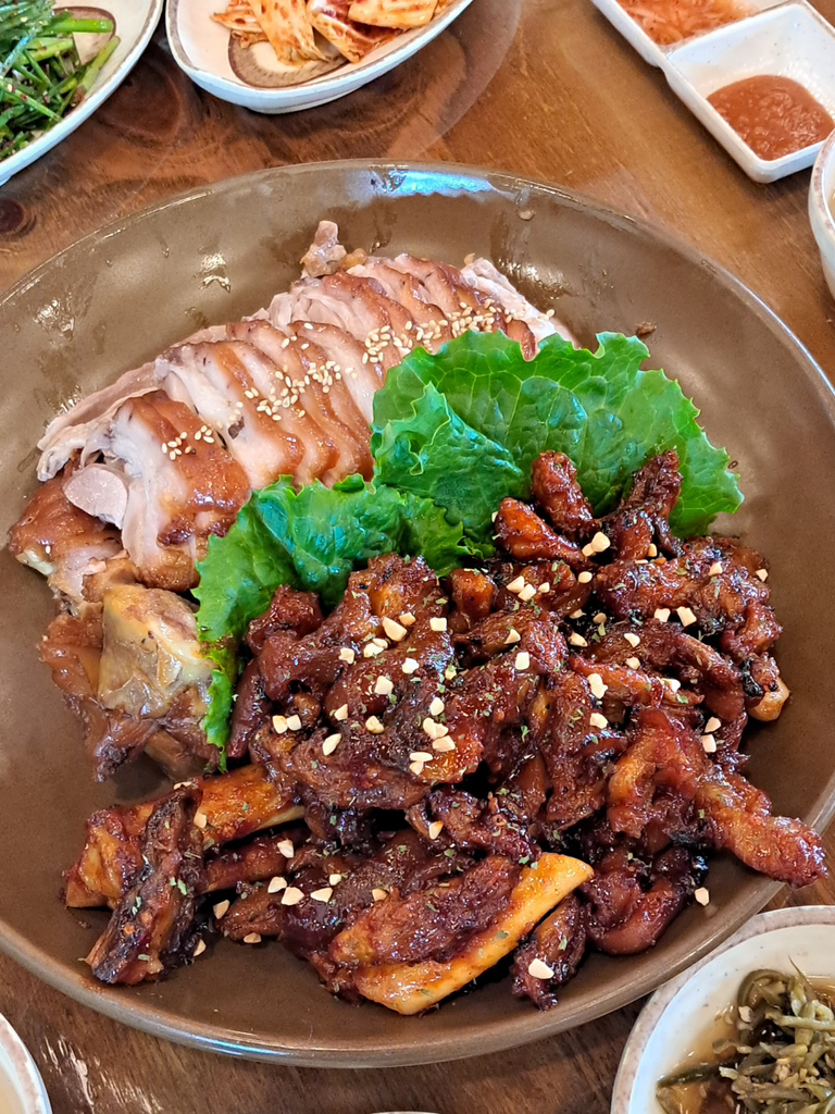 Gajangmatinneunjokbal sokcho (가장맛있는족발 속초) 2