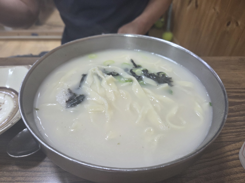 Hyeondaejangkalguksu (현대장칼국수) 1