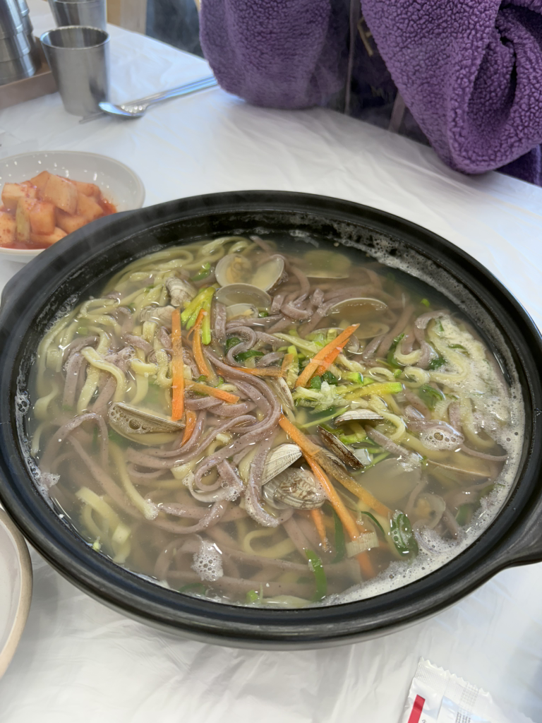 Jinbeonkalguksu (진번칼국수) 1