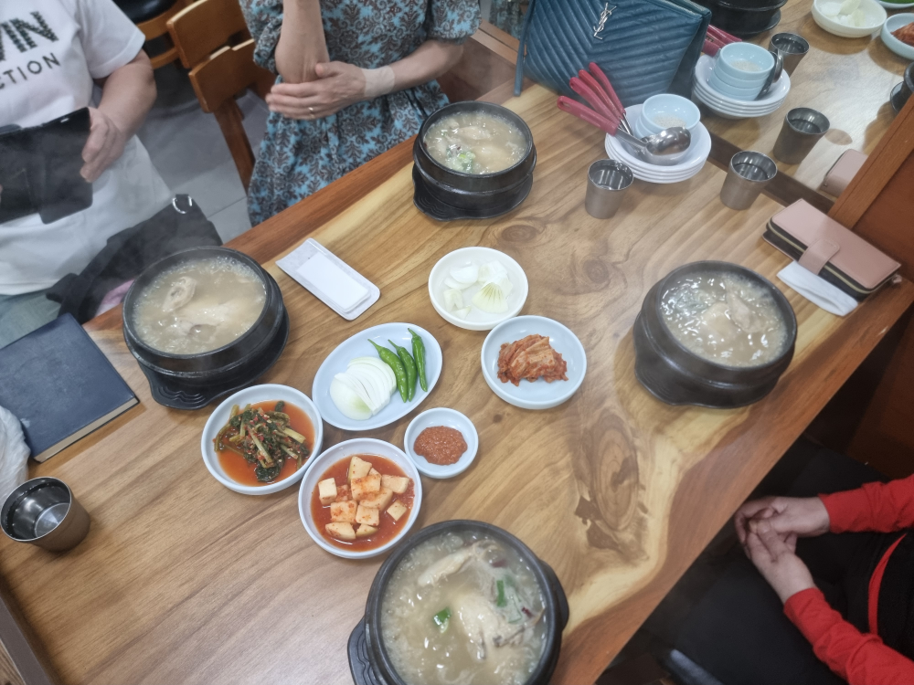 Geumsanhanbangsamgyetang (금산한방삼계탕) 1
