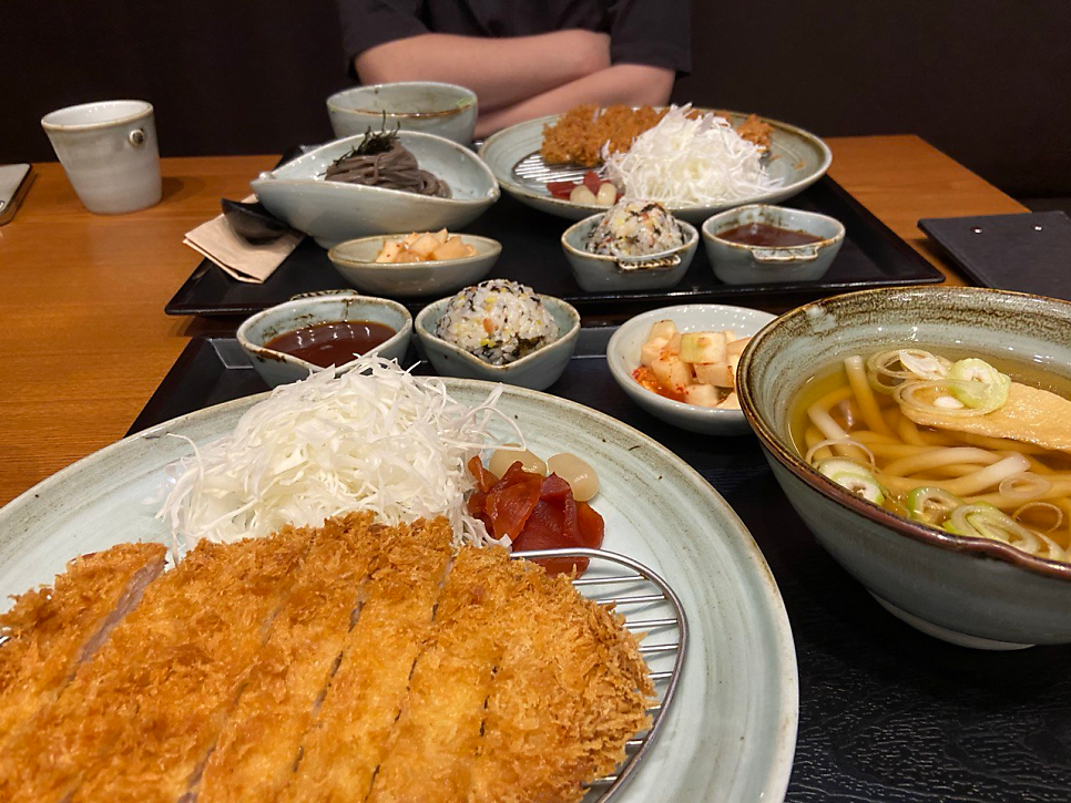 Daetjjangdonkkaseu (댓짱돈까스) 1