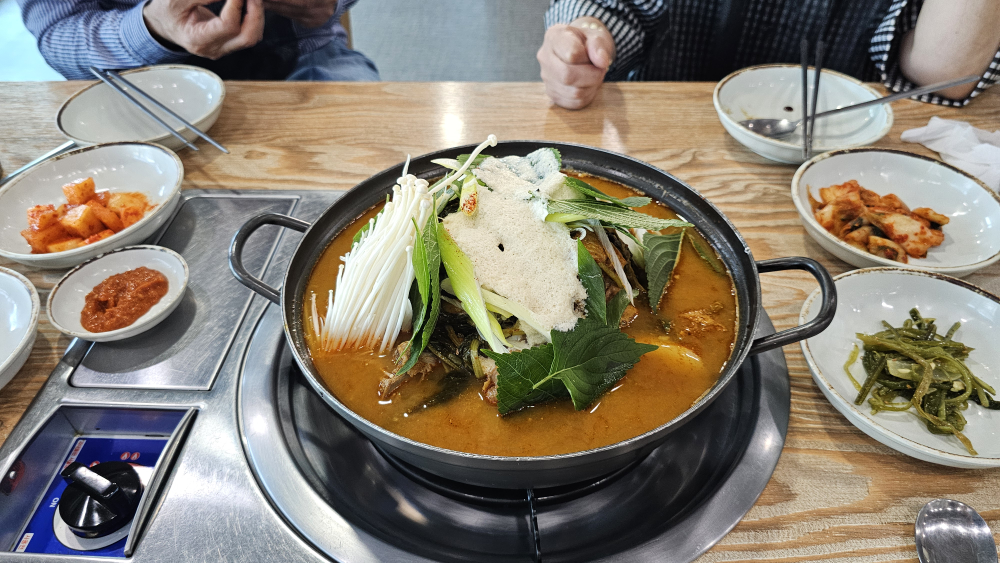 Gasangol gamjatang (가산골 감자탕) 1