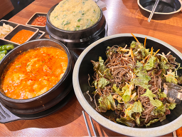 Deomatitneunjokbalbossam (더맛있는족발보쌈) 1