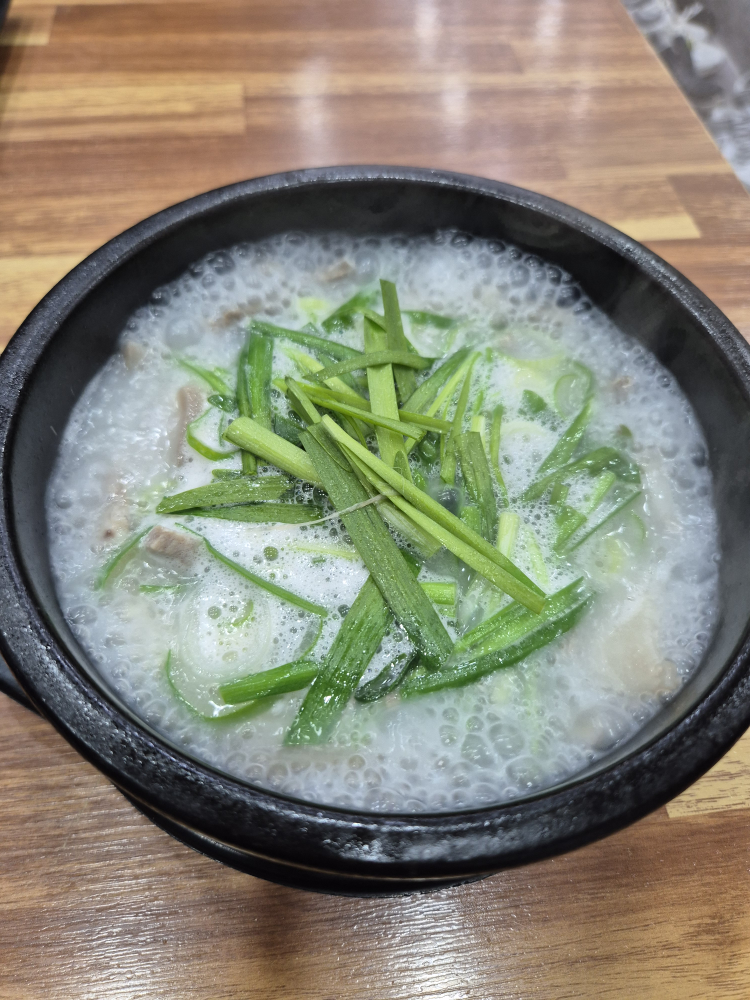 Makagukbapguksu (마카국밥국수) 1