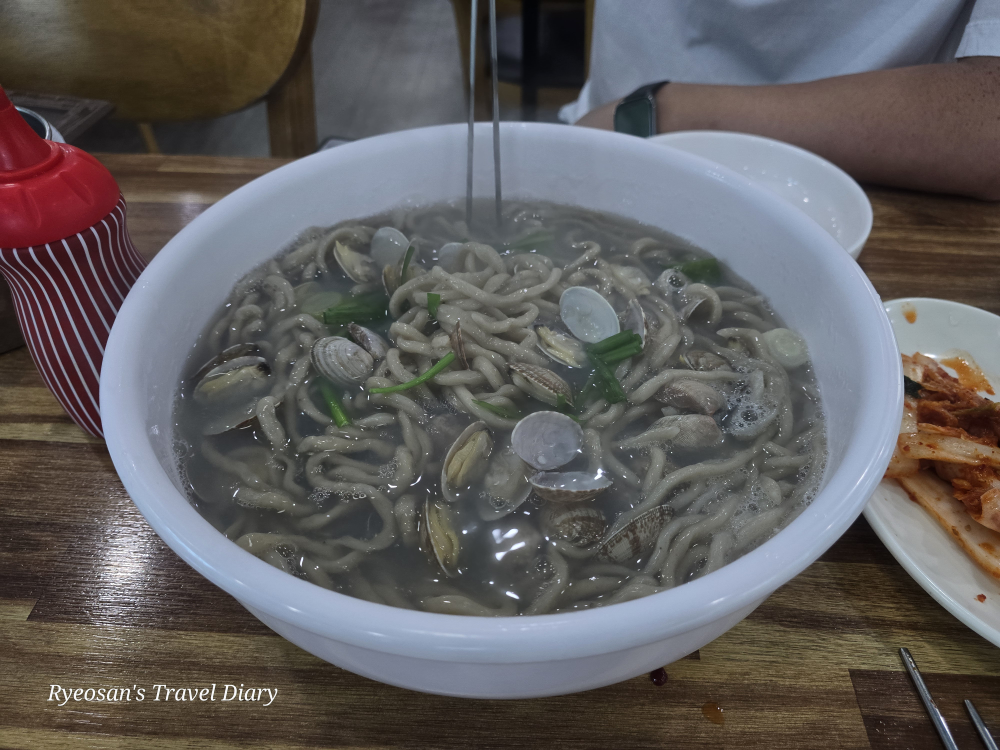 Ttukbaegibajirakkalguksu (뚝배기바지락칼국수) 1