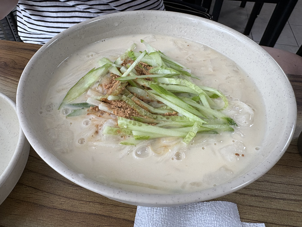 Eosijangkalguksu (어시장칼국수) 2