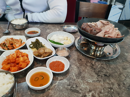 Jangmidwaejigukbap (장미돼지국밥) 3