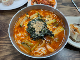 Hyeondaejangkalguksu (현대장칼국수) 2