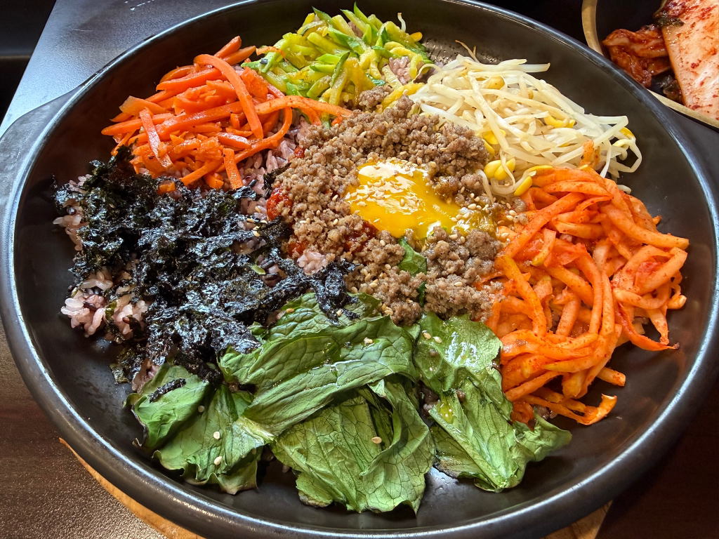 Dongbaekbossamkalguksu (동백보쌈칼국수) 1