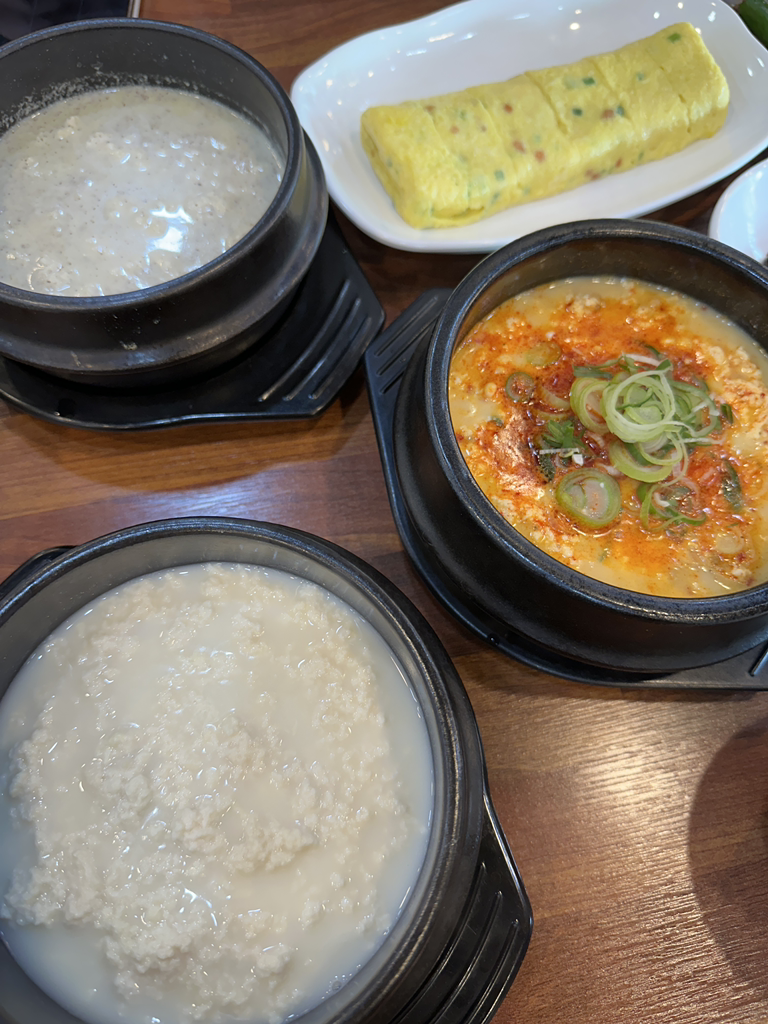 Gohyangjipchodangsundubu, gonggan (고향집초당순두부, 공간) 1