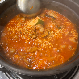 돈돼지유생삼겹살김치찌개 본점 대표 사진