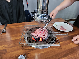 Kkomjangeowajjukkumichamsutgui (꼼장어와쭈꾸미참숯구이) 2