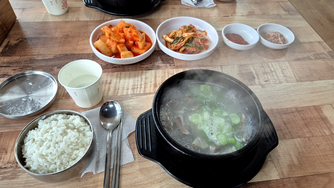 Ajimaesomeorigomtang (아지매소머리곰탕) 1