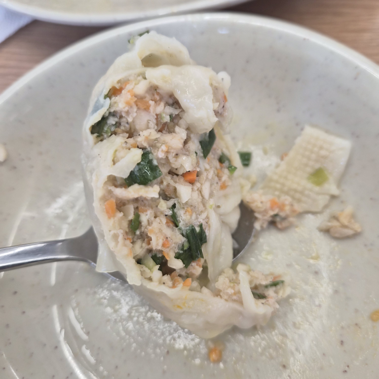 Tomaruhaemulkalguksu (토마루해물칼국수) 1