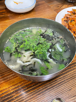 Hwangganesonkalguksu (황가네손칼국수) 2