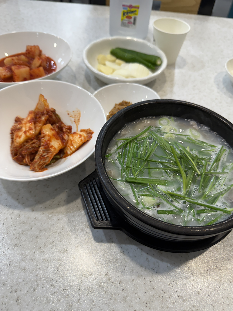 Daebyeongdwaejigukbap (대병돼지국밥) 1