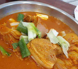 Sarangdameunmukeunjijjimjjigae (사랑담은묵은지찜찌개) 1