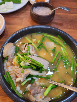 Masanjipdwaejigukbap (마산집돼지국밥) 2